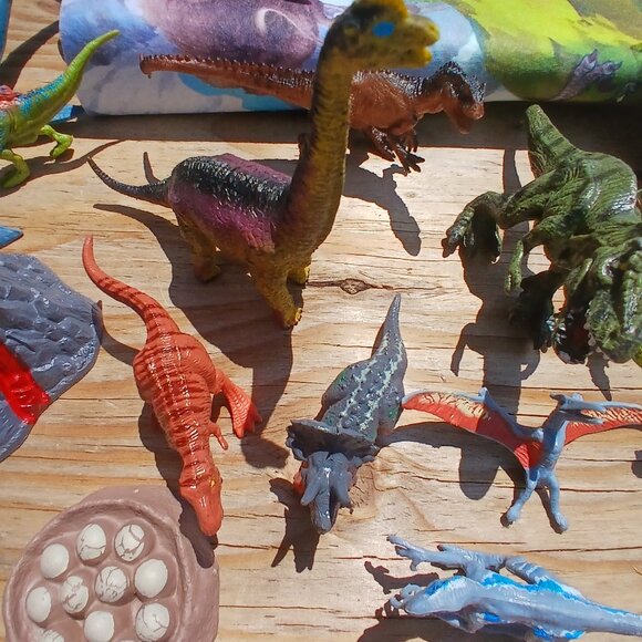Dinosaur Play Set with Large Mat and Figurines - Picture 7 of 12